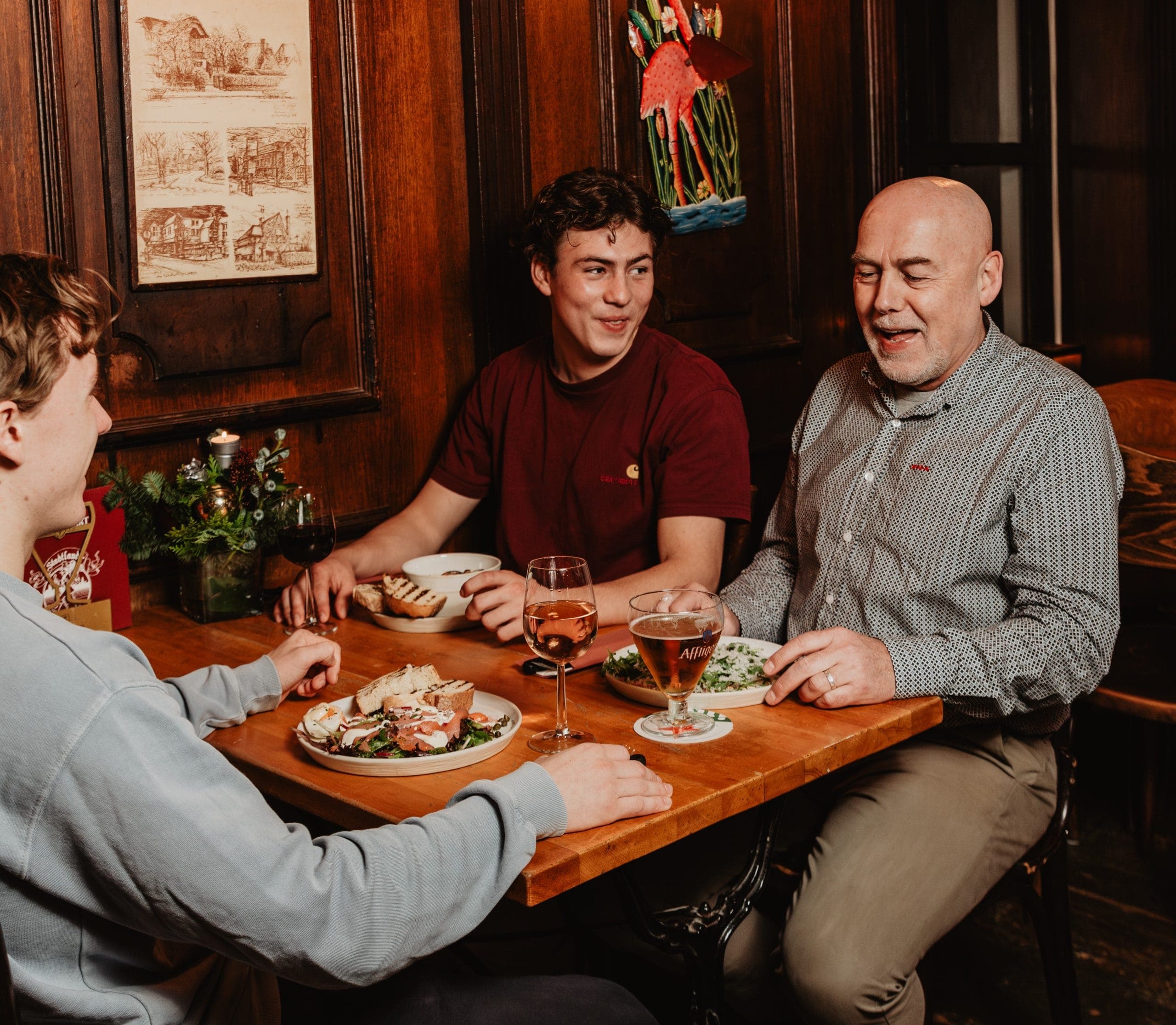 Groep aan tafel bij De Stadtlander